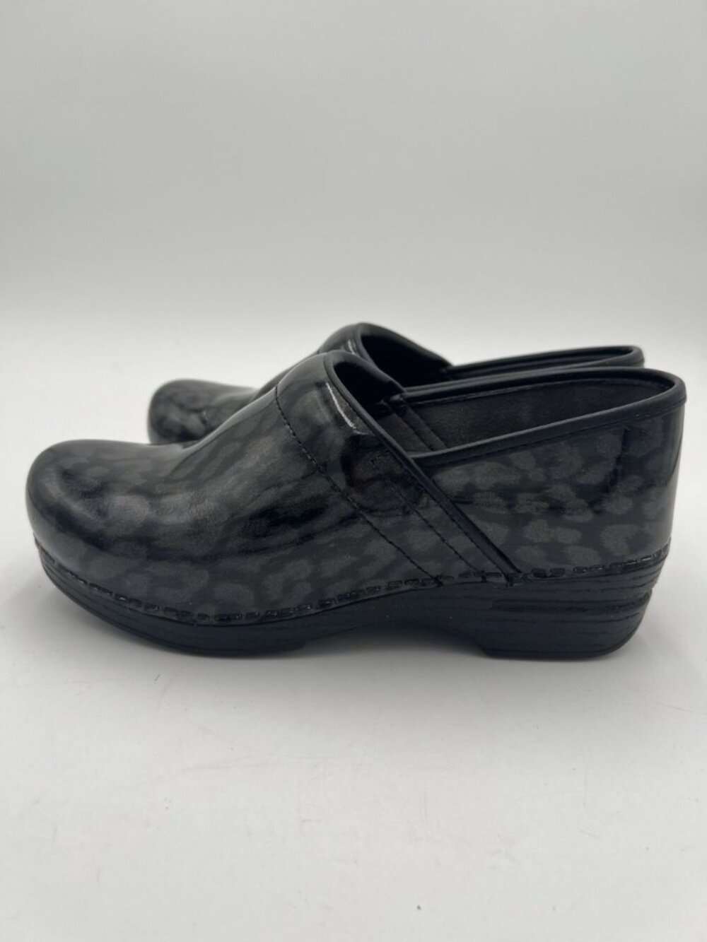 Dansko XP Patent Leather Animal Print Clogs Mules Women’s EU 38 US 8 Gray Black - Picture 5 of 12